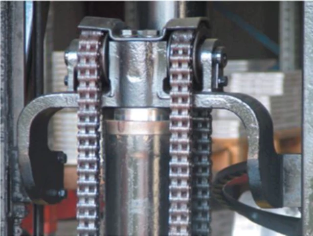 Heavy-duty leaf chain in use